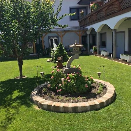 Gaestehaus Und Weinbau Zur Wiederkehr Strudler Podersdorf am See Exteriör bild