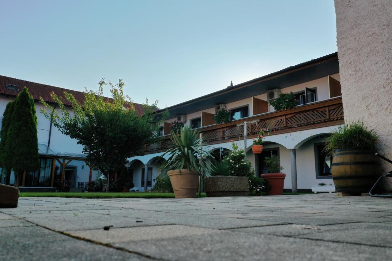 Gaestehaus Und Weinbau Zur Wiederkehr Strudler Podersdorf am See Exteriör bild