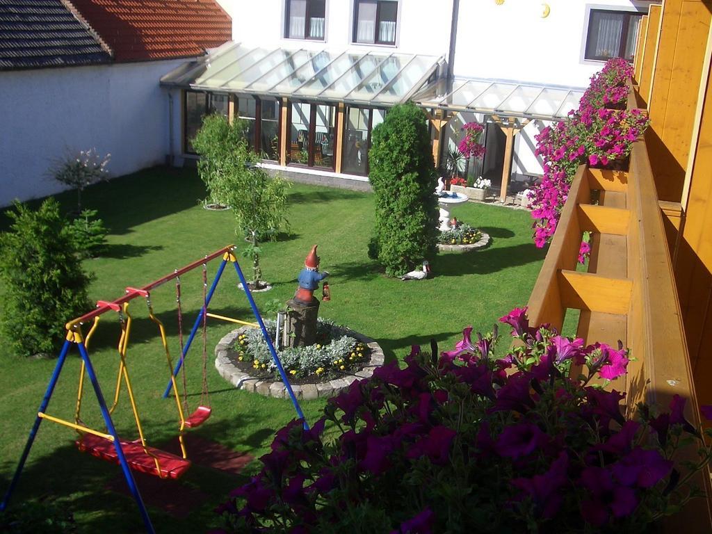 Gaestehaus Und Weinbau Zur Wiederkehr Strudler Podersdorf am See Exteriör bild