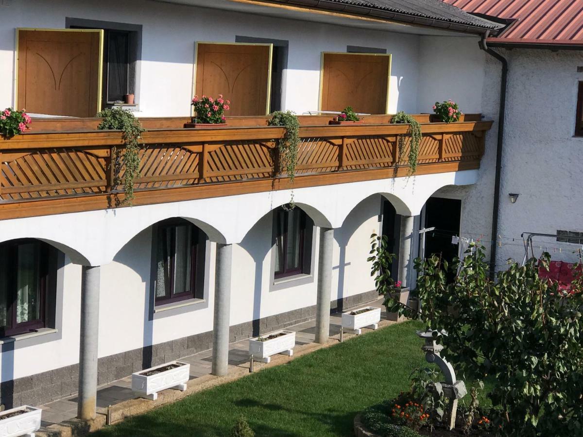 Gaestehaus Und Weinbau Zur Wiederkehr Strudler Podersdorf am See Exteriör bild